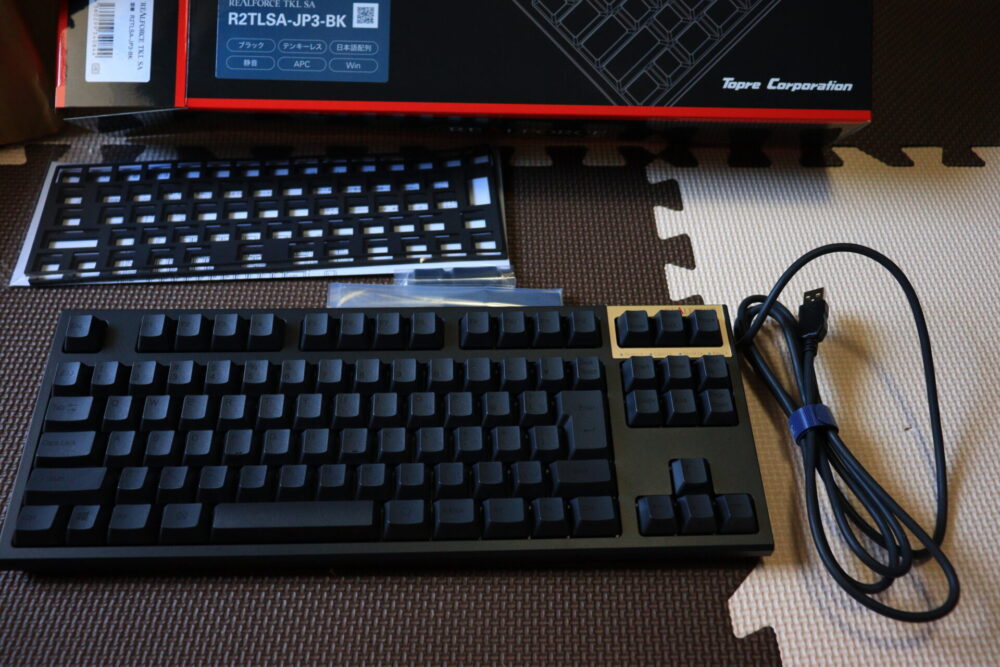 「REALFORCE TKL SA / R2TLSA-JP3-BK」の付属品を上から撮影した写真