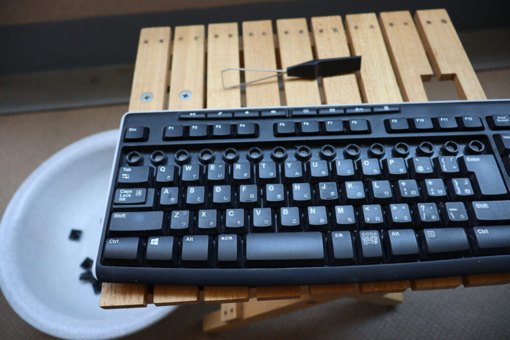 「ロジクール ワイヤレスキーボード K270」のファンクションキーをキートップ引抜工具で取った写真