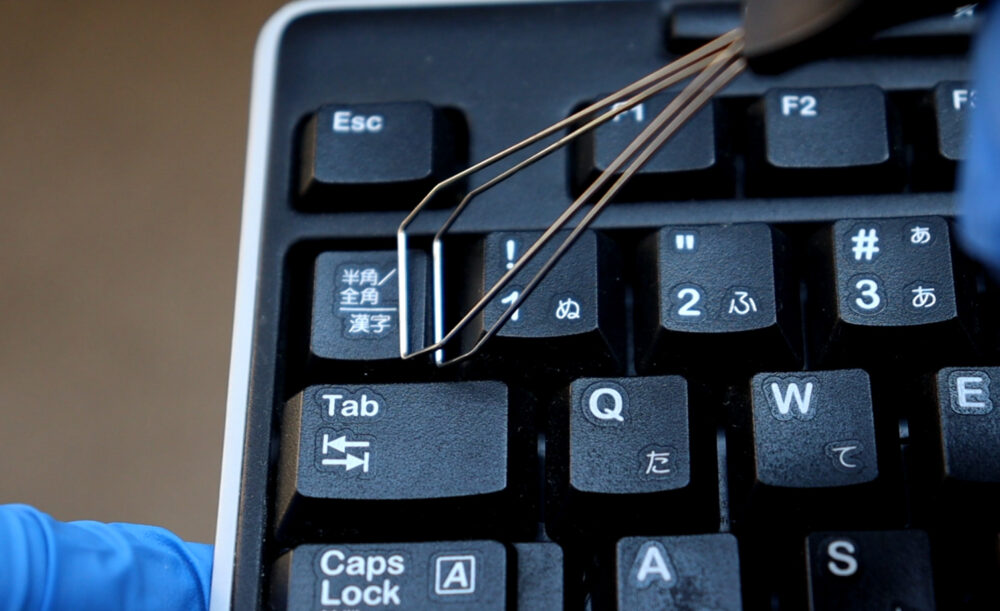 「ロジクール ワイヤレスキーボード K270」の「半角/全角キー」をキートップ引抜工具で取る手順画像1