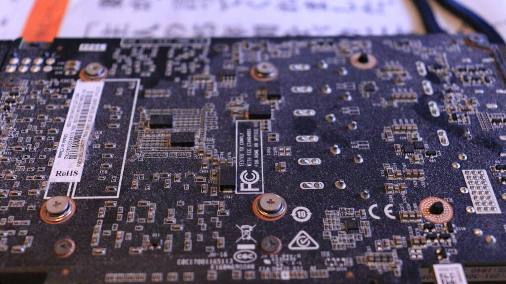 「NVIDIA GeForce GTX 1060 3GB」を「DAIV-DGZ530S2-M2SH2-VR8K」に取り付ける手順画像1