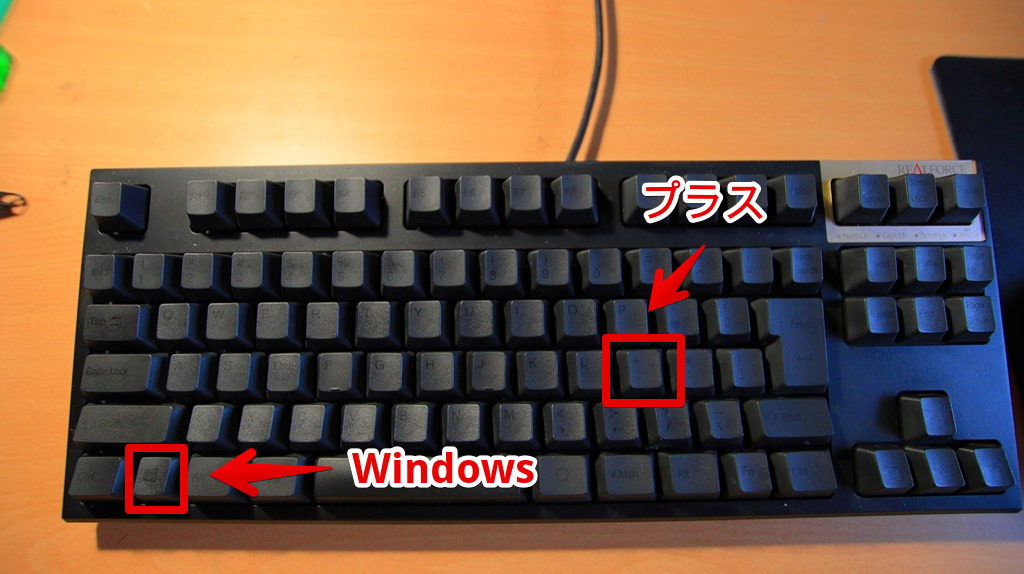 Windowsとプラスキーを赤枠で囲んだREALFORCEのキーボード写真