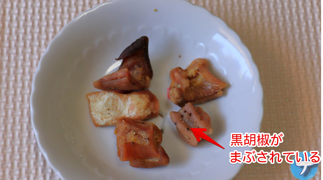 「広島名物スパイシーせんじ肉」の拡大写真　黒胡椒がまぶされている