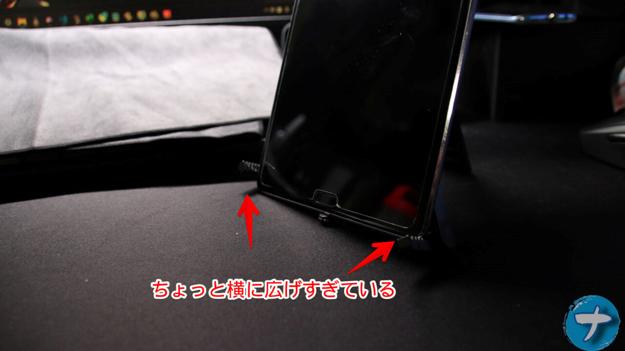 「Digio 2 ミニ三脚 タブレットプラス ブラック DCA-111BK」の写真3　タブレットから三脚がはみ出ている
