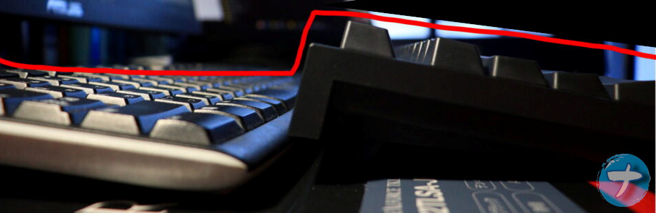 REALFORCEキーボードとLogicoolのキーボードを横から撮影した写真
