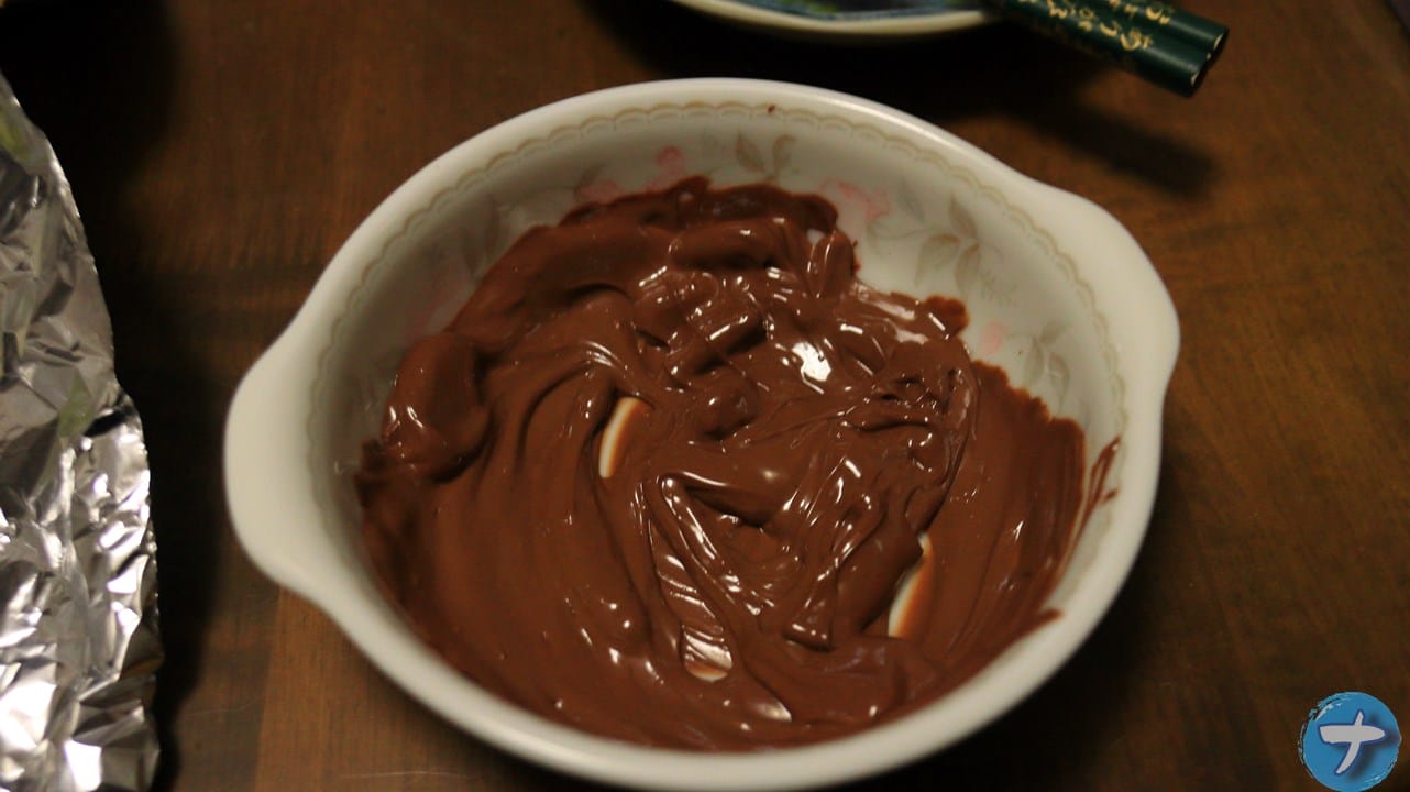 「明治 ミルクチョコレート」を溶かして皿に入れた写真