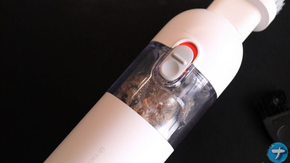 「Xiaomi Mi ハンディクリーナー ミニ」のダストカップにゴミが溜まっている写真