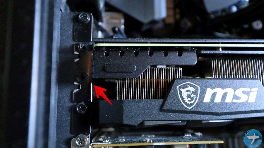 「GeForce RTX 3070 Ti」を固定しているネジを外す手順画像2