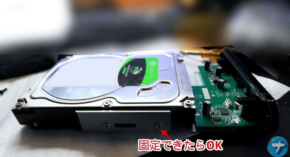 「ロジテック HDD ケース 3.5インチ（LHR-EKWU3BK）」をネジで固定する手順画像3