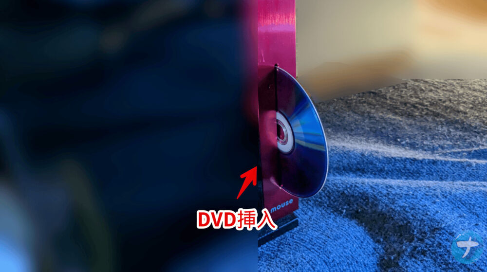 DVDディスクを「G-Tune PP-Z-3070Ti (プレミアムモデル)」に挿しこんでいる画像