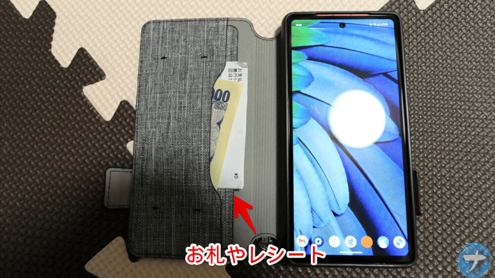 「Google Pixel 7a [FlipNote] 耐衝撃フリップノートケース」のポケットにお札とレシートを入れている写真