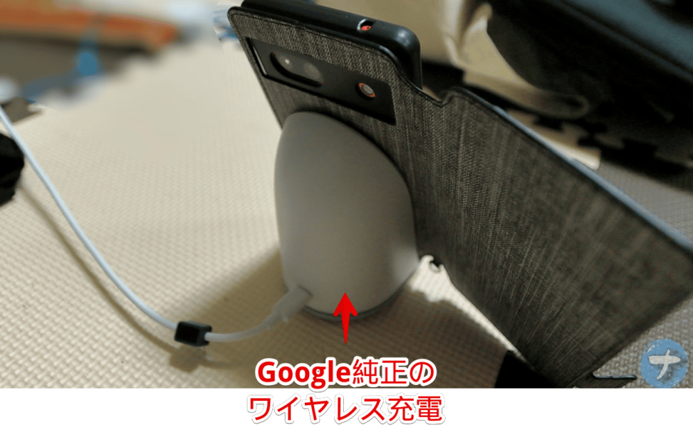「Google Pixel 7a [FlipNote] 耐衝撃フリップノートケース」を装着したまま、ワイヤレス充電している写真1