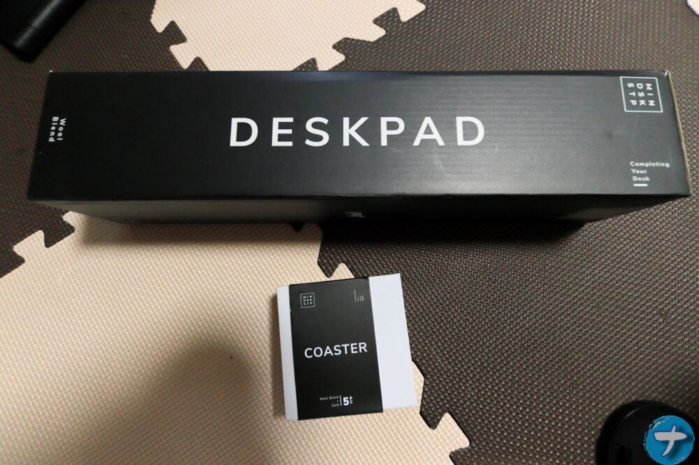 「Minimal Desk Setups」の「DESK PAD」の外箱写真2