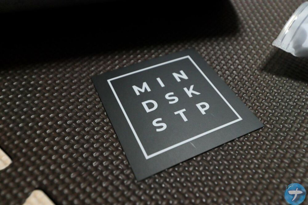 「Minimal Desk Setups」の「DESK PAD」に入っていたロゴが書かれた紙の写真