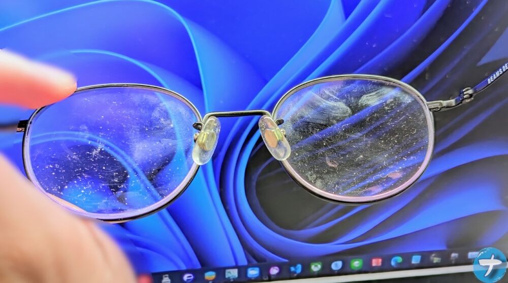 「エレコム ウェットティッシュ 液晶用 クリーナー」でメガネを拭く手順画像1