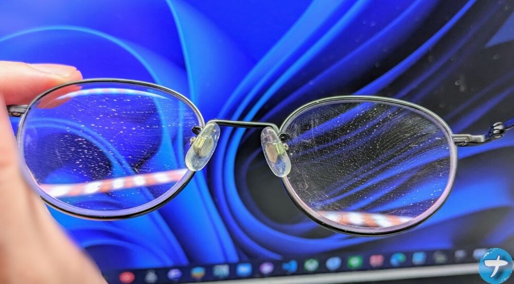 「エレコム ウェットティッシュ 液晶用 クリーナー」でメガネを拭く手順画像2