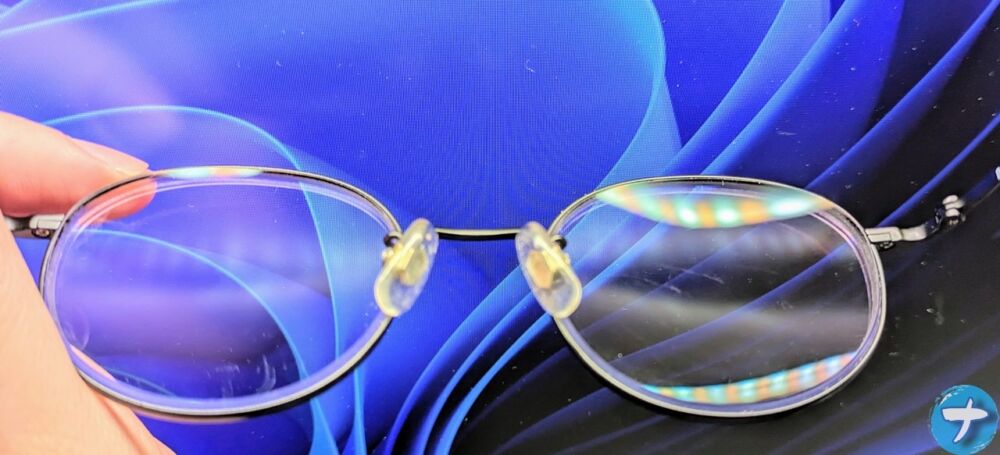 「エレコム ウェットティッシュ 液晶用 クリーナー」でメガネを拭く手順画像3