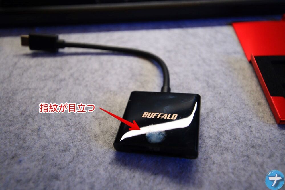 「バッファロー カードリーダー（BSCR115U3CBK）」についた指紋の写真