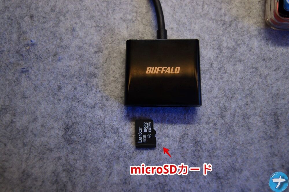 「バッファロー カードリーダー（BSCR115U3CBK）」にmicroSDカードを挿入する手順画像1