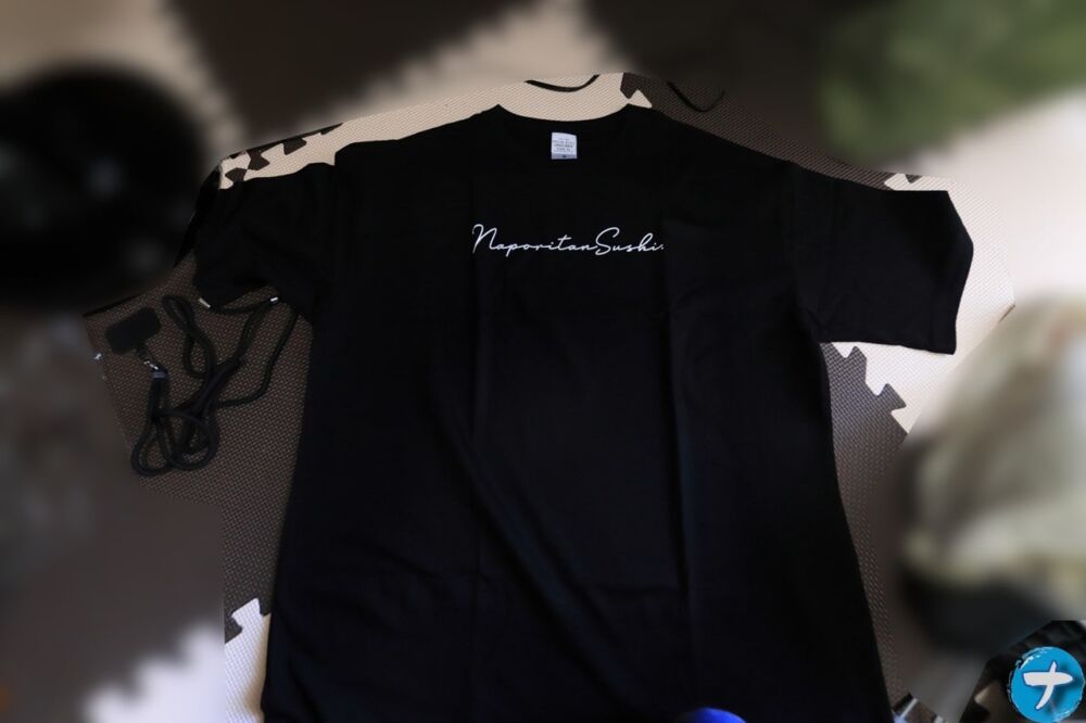 「PRISMA」で作成したオリジナル半袖Tシャツを上から撮影した写真