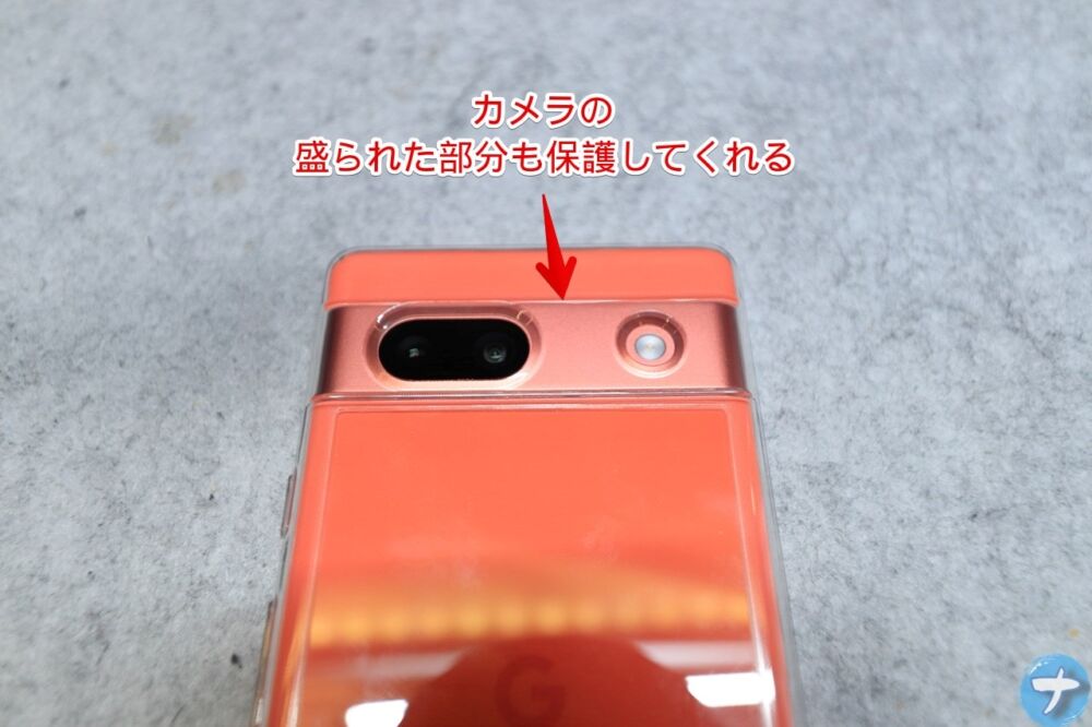 「Google Pixel 7a [Turtle Solid] 超精密設計 ハイブリッドケース」のカメラバー部分の写真