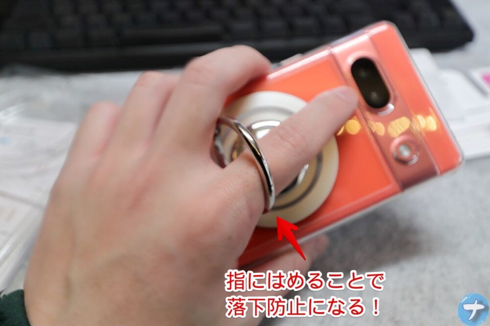 「[MagRista] MagSafe対応スマホダブルリングスタンド」を指にはめている写真