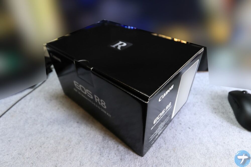 「EOS R8」の外箱パッケージ写真