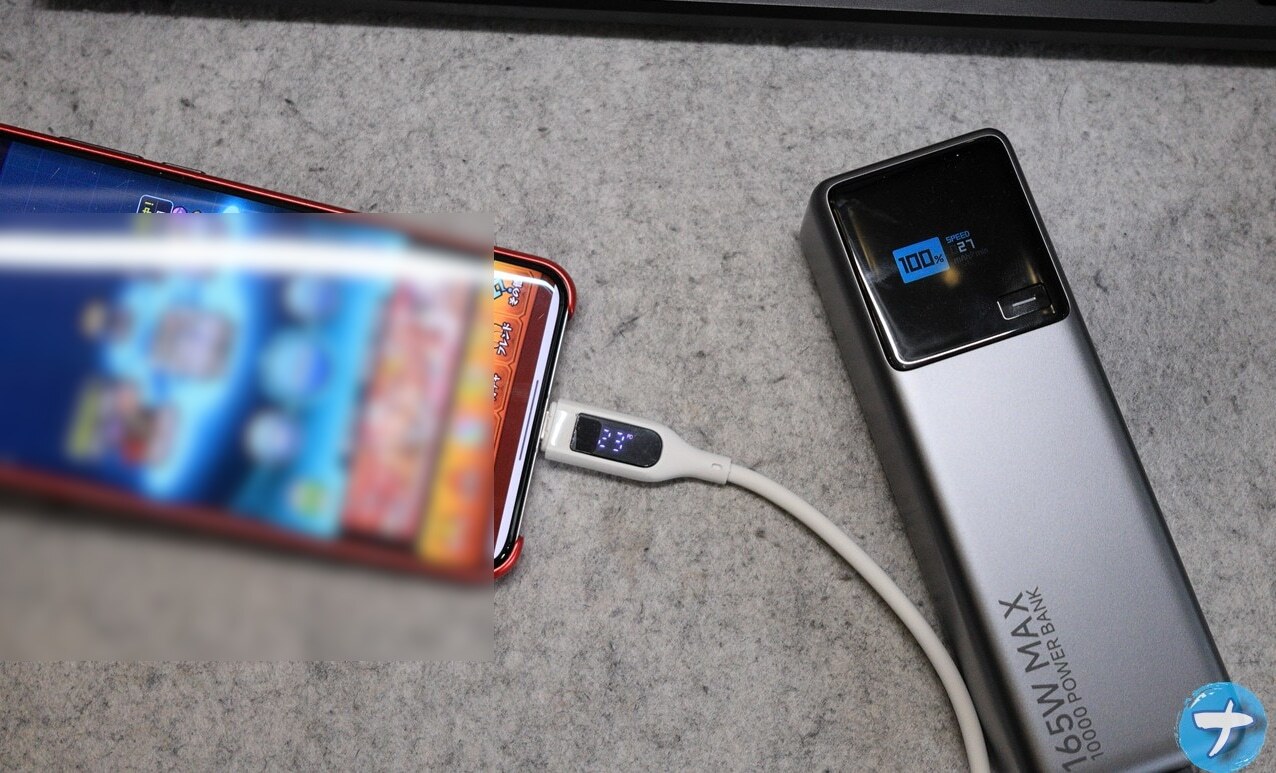 Xiaomi 15 Ultraに「CIO マグネットシリコンケーブル」を接続している写真
