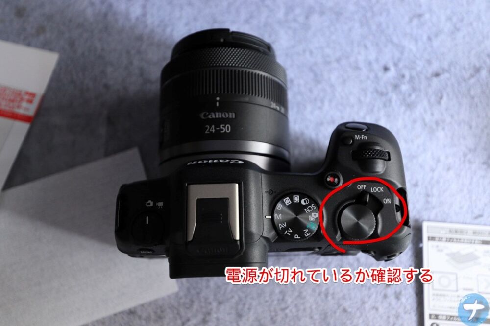 「ハクバ デジタルカメラ液晶保護フィルムIII」を「EOS R8」に装着する手順画像1