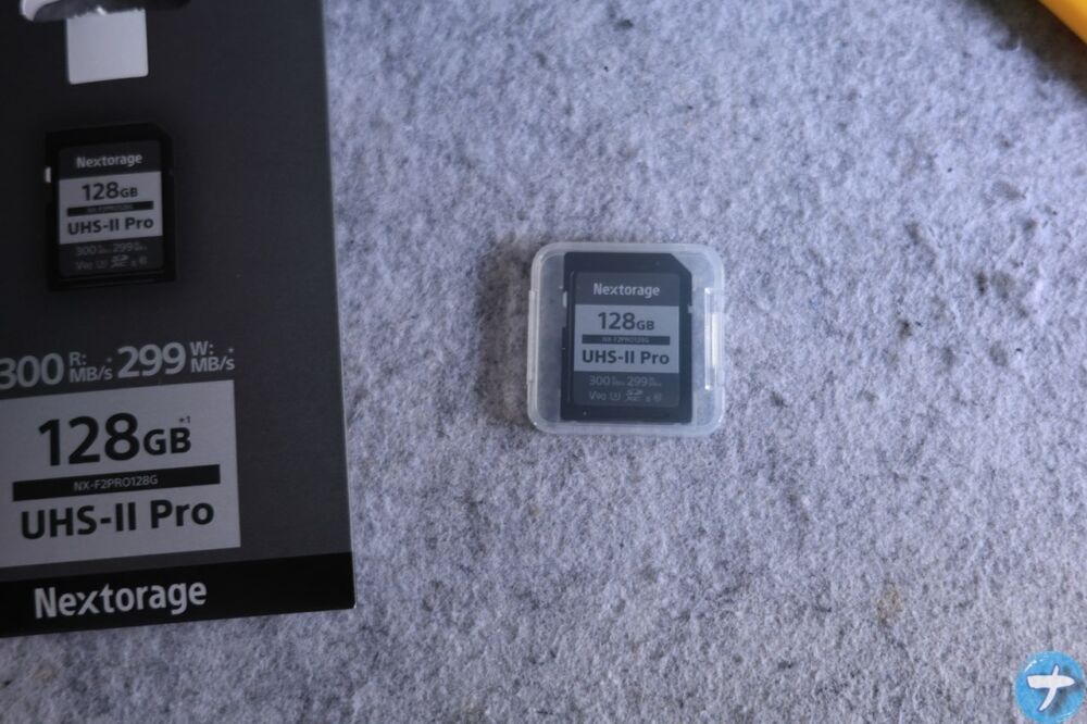 「Nextorage SDXCメモリーカード 128GB」を「EOS R8」に装着する手順画像2
