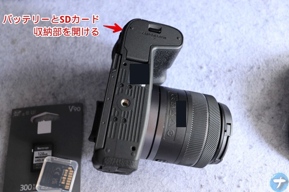 「Nextorage SDXCメモリーカード 128GB」を「EOS R8」に装着する手順画像4