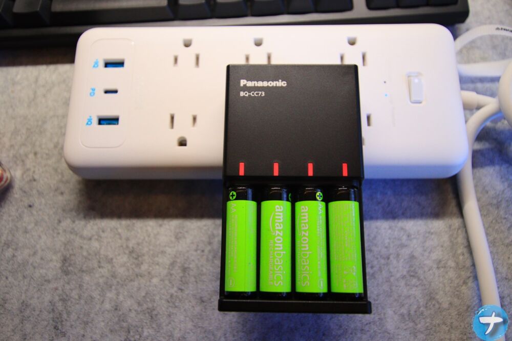 「パナソニック 急速充電器」を使って「Amazonベーシック ニッケル水素電池」を充電している写真