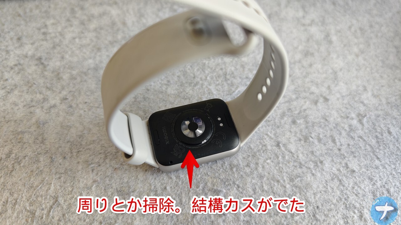 「Xiaomi Smart Band」デバイスの背面を掃除している画像