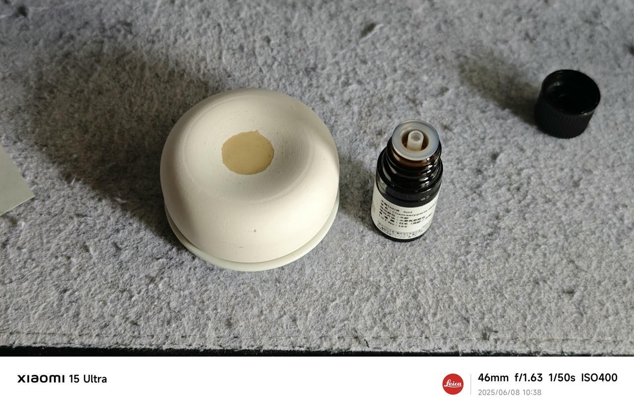 「国産ひのき油 3本セット」を「無印良品 アロマストーン」に垂らした写真