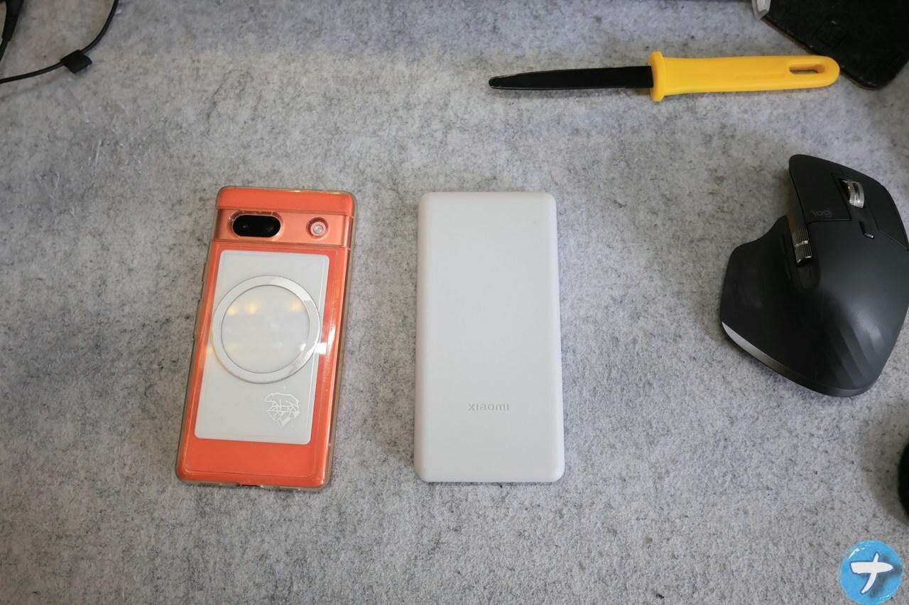 「Google Pixel 7a」と「Xiaomi Power Bank 10000mAh 22.5W Lite」を並べた写真