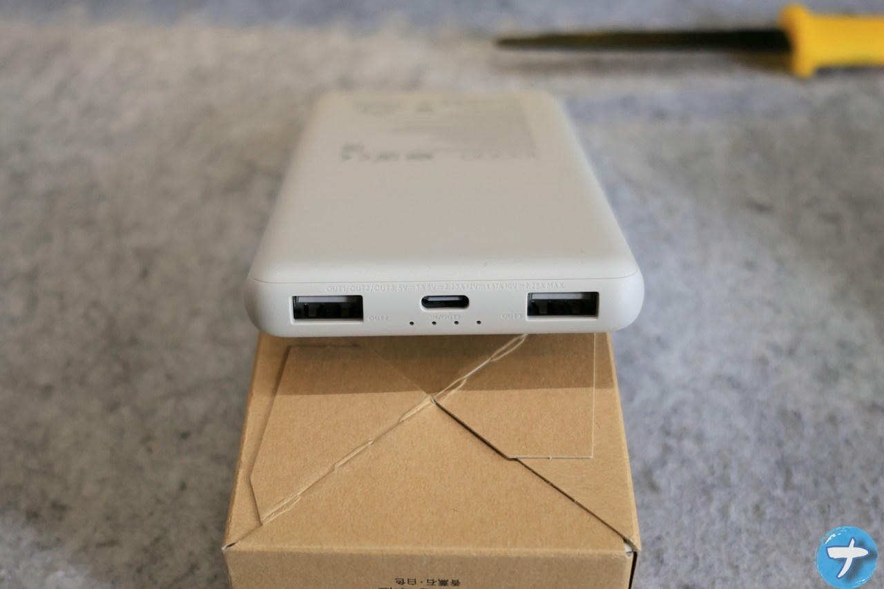 「Google Pixel 7a」と「Xiaomi Power Bank 10000mAh 22.5W Lite」のポート穴写真
