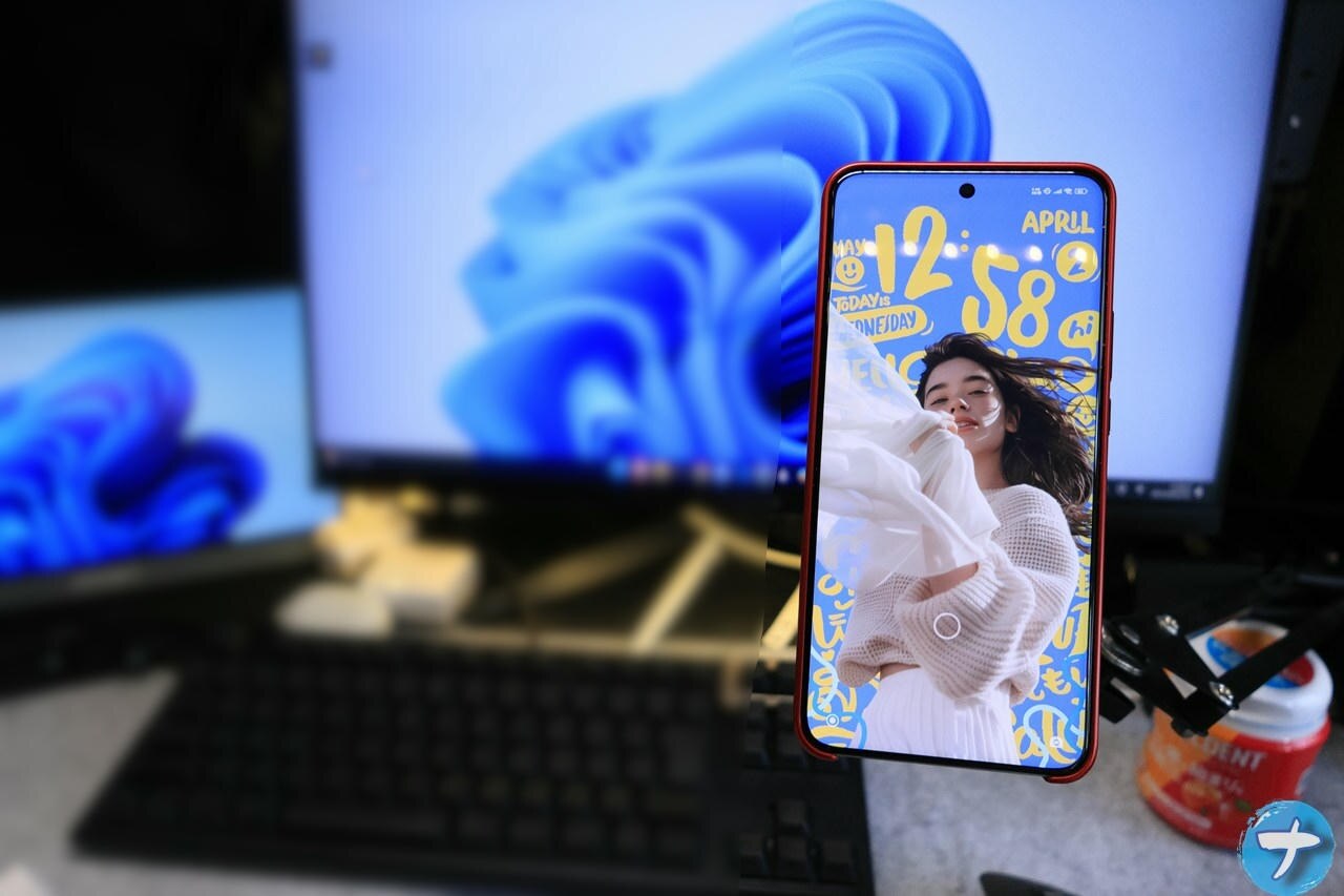 「Xiaomi 15 Ultra」をMagSafe化してスマホスタンドアームに取り付けた写真