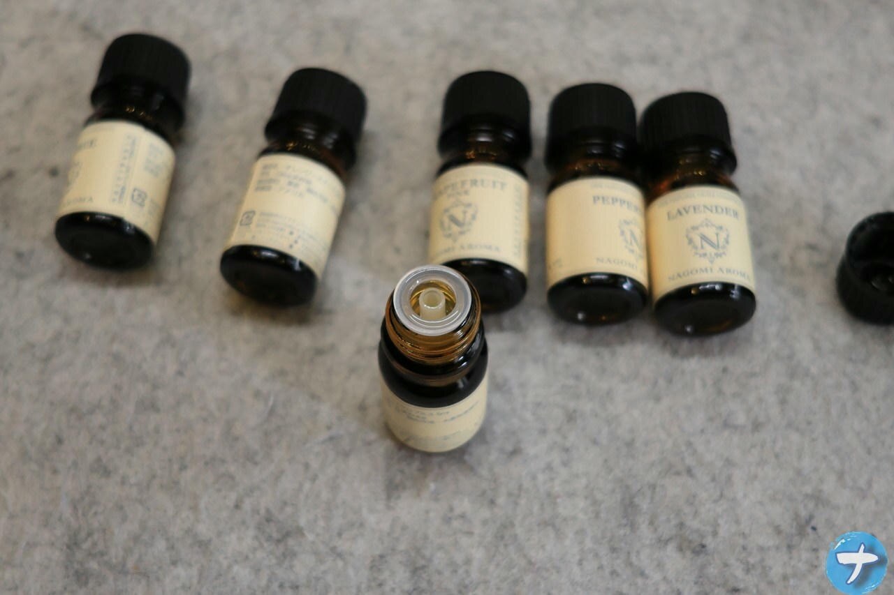 「NAGOMI AROMA エッセンシャルオイル お試しセット」のキャップを外した写真