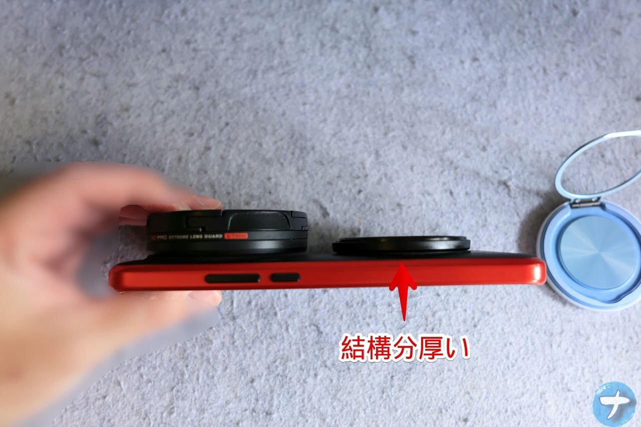「MagSafe対応360度回転リングスタンド」を装着して横から見た写真