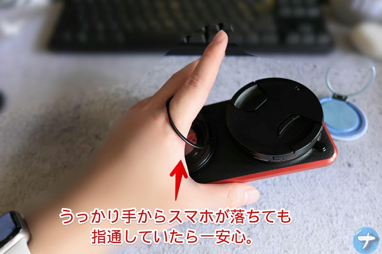 「MagSafe対応360度回転リングスタンド」を指に装着した写真