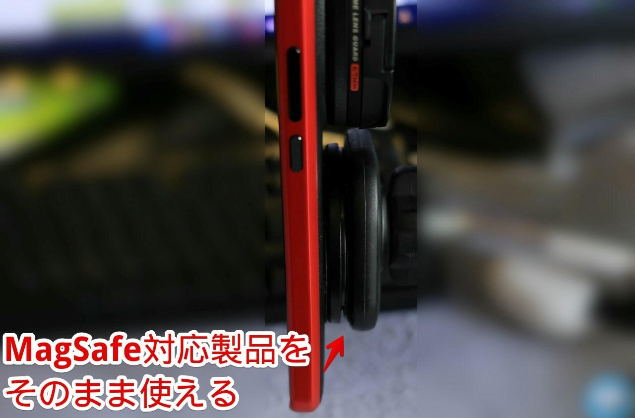 「MagSafe対応360度回転リングスタンド」をつけたままスマホスタンドに装着した写真