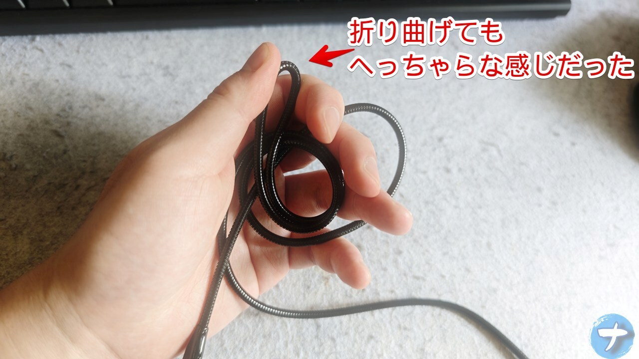 トリニティの「Gorillaケーブル C to C 60W」を結構強い力で折り曲げている写真