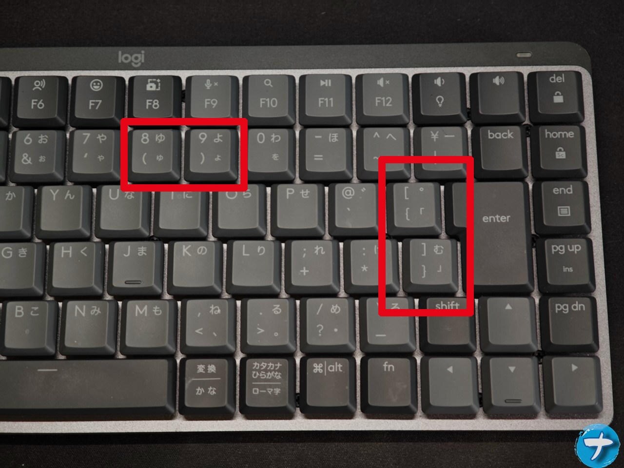括弧マークに印をつけたキーボード写真