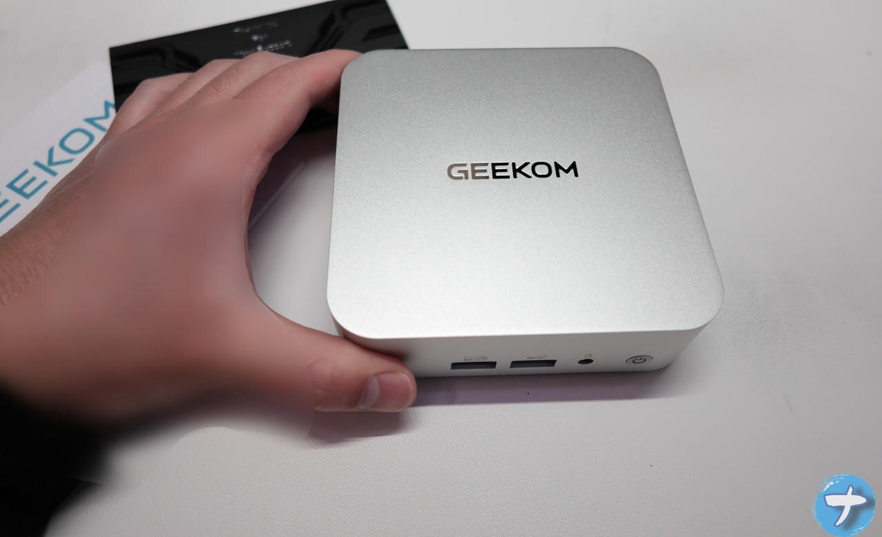 GEEKOM A5 Pro 2026を左手で持っている