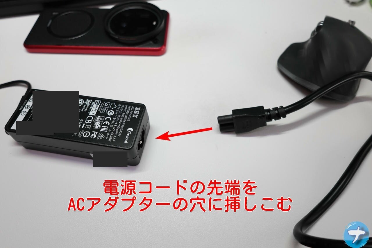 GEEKOM A5 Pro 2026の電源コードをACアダプターにさしこんでいる