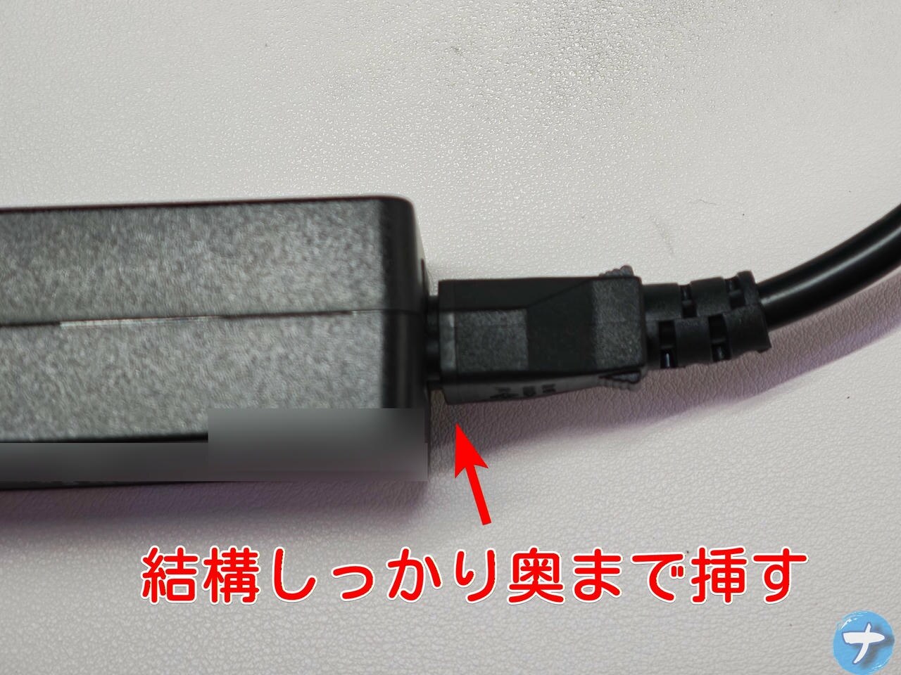 GEEKOM A5 Pro 2026の電源コードをACアダプターにしっかりさしこんだ