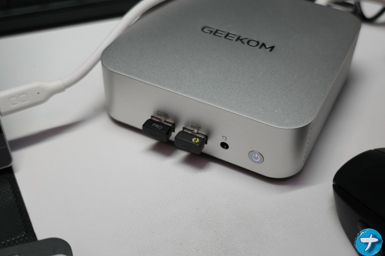 GEEKOM A5 Pro 2026の前側面にあるUSBポートにUSBレシーバーをさしこんだ